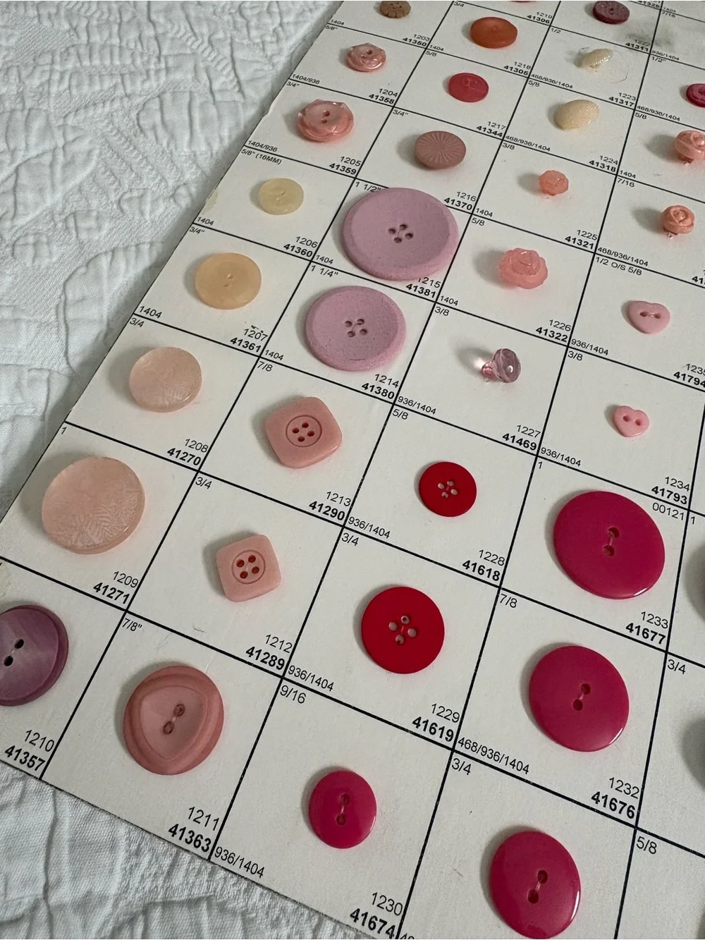 Vintage button collection salesman sample card red pink 118 different buttons
